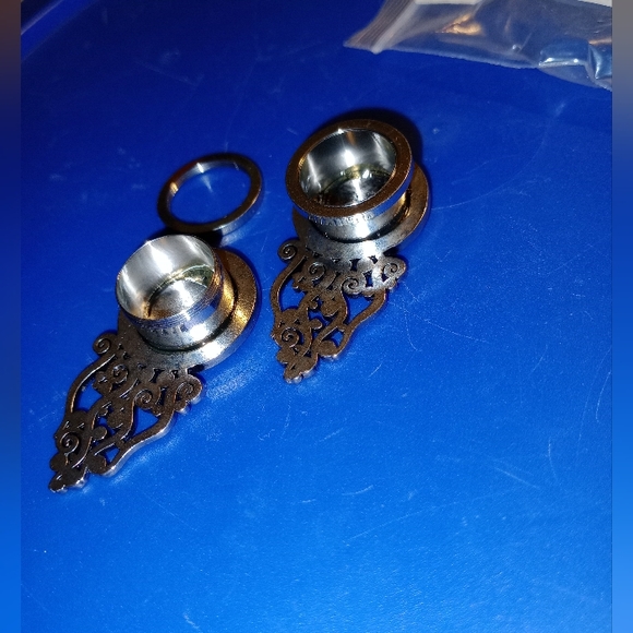 STUNNING STAINLESS STEEL WITH GREEN GEMSTONES SCREW BACK PLUG - Picture 5 of 6